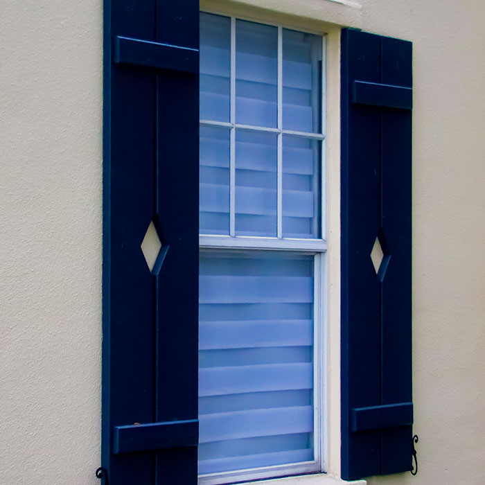 Scuri in legno blu a Reggio Emilia.