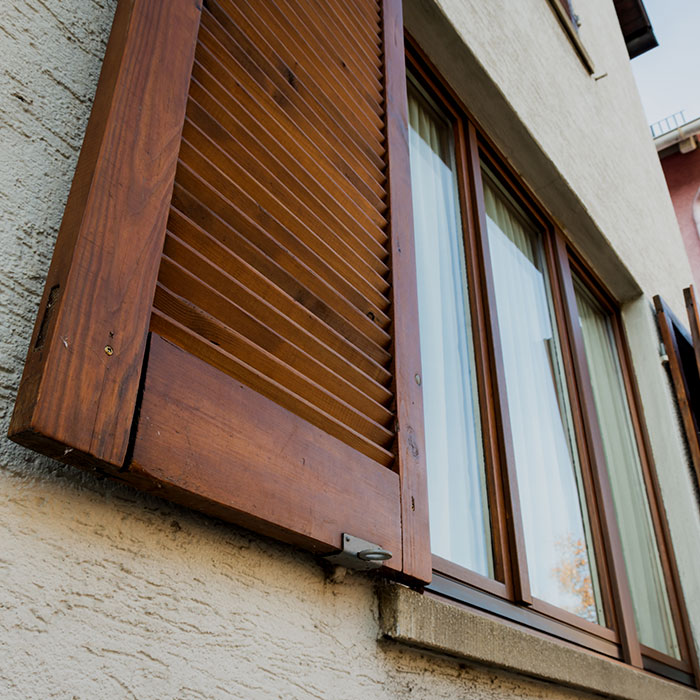 Scuri in legno per esterni a Reggio Emilia.