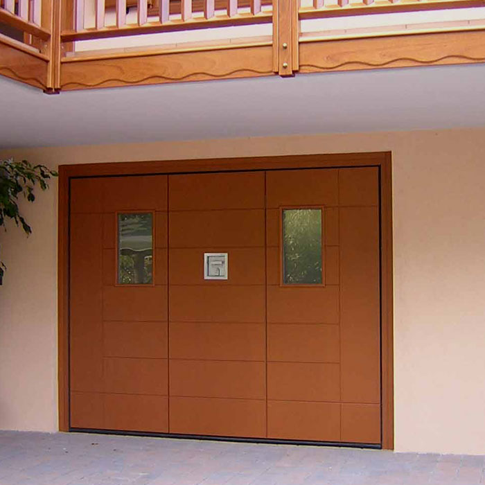 Porta per garage sezionale marrone.