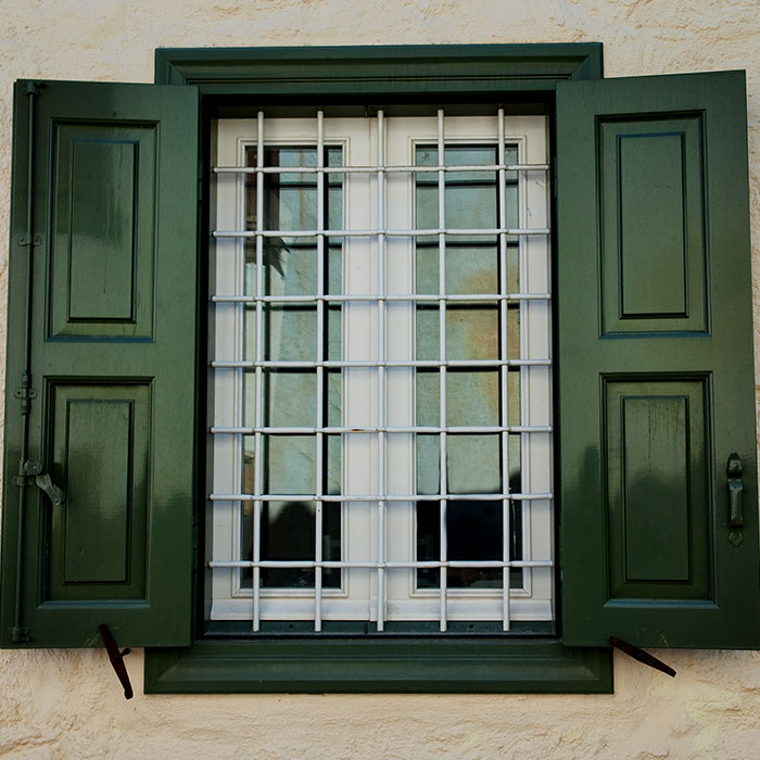 Scuri in legno verdi per esterni.