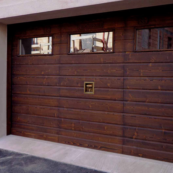 Porta garage in legno a Reggio Emilia.